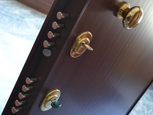 Dettaglio di una porta blindata