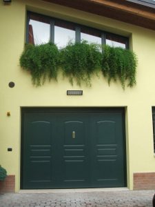 Portone basculante realizzato su misura per garage