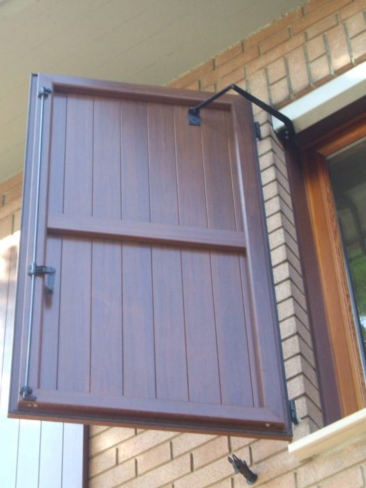 Realizzazione in legno di scuri e persiane