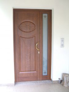 Esempio di porta in legno