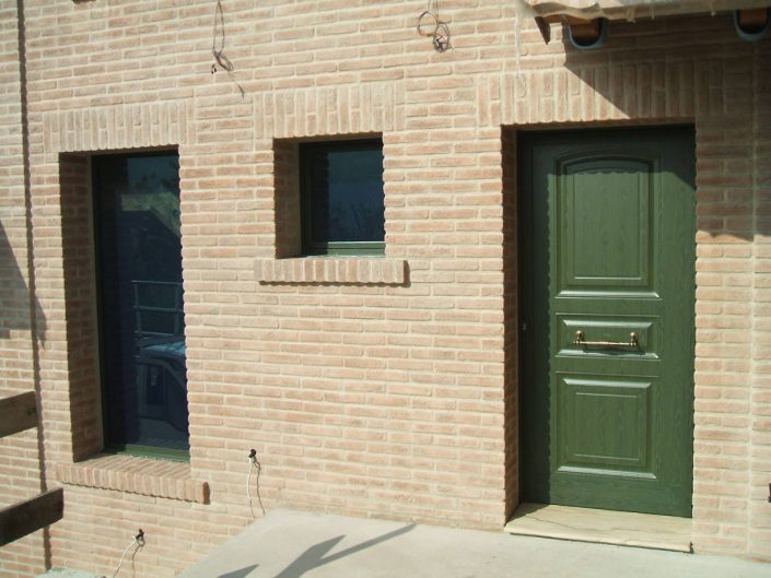 Visuale di porte da esterno e finestre per privati