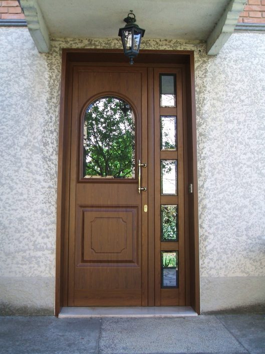 Foto di porta da esterno in legno realizzata per privati a Spilamberto
